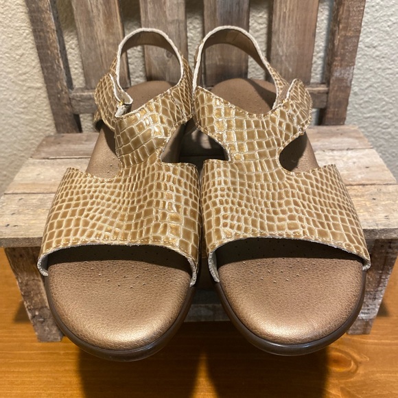SAS Suntimer Beige Croc Sandels 9M, Adjustable Strap, Contoured Footbed Sandal - Picture 9 of 15